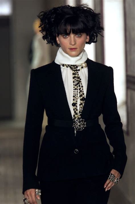 chanel fashion show 2001|chanel runway 2001.